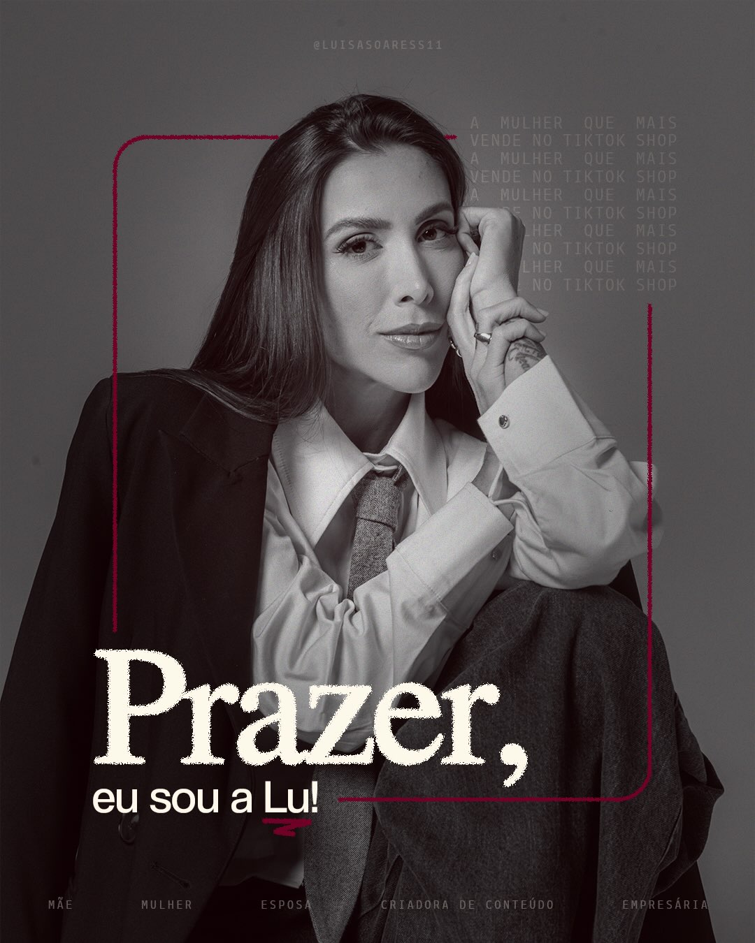 Luísa Soares em retrato em preto e branco, sentada, com a legenda “Prazer, eu sou a Lu!” e os papéis: mãe, mulher, esposa, criadora de conteúdo e empresária.